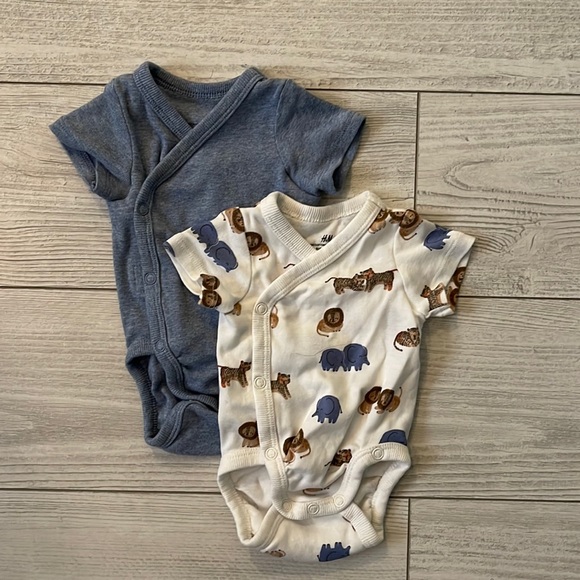 H&M Organic cotton onesie set ( 0-1 month/ newborn ) - Picture 1 of 4
